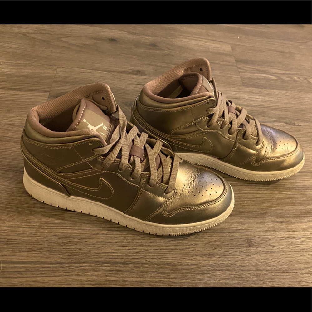Air Jordan 1 MID SE (GS) Gold!